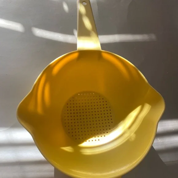 Tupperware/ Colander - Picture 3 of 3